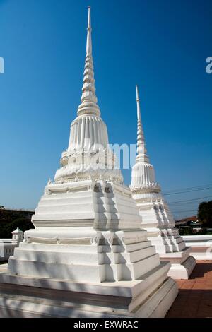 Stupaof blanc un temple bouddhiste d'Ayutthaya, Thaïlande Banque D'Images