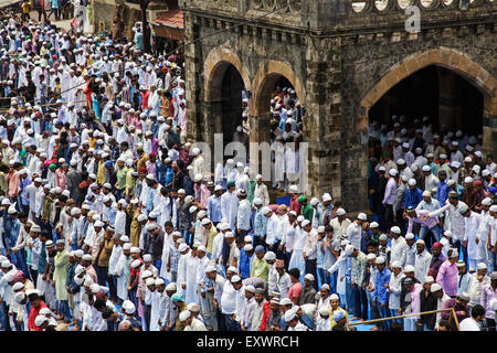 Mumbai, Inde. 17 juillet, 2015. Les musulmans indiens effectuer Eid Al-Fitr prière (namaz) à l'extérieur de la gare de Bandra, Mumbai, Inde. 17 Juillet 2015 Crédit : Maciej Dakowicz/Alamy Live News Banque D'Images