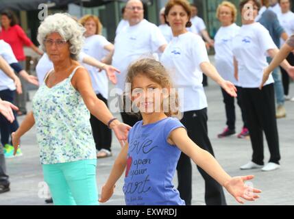 Bruxelles, le qigong Santé semaine à Bruxelles. 16 juillet, 2015. Les spectateurs et les membres de la Fédération Belge de Qigong Santé Santé démontrer à l'endroit de qigong de la Monnaie, au cours de la semaine en cours de Qigong Santé à Bruxelles, capitale de la Belgique le 16 juillet 2015. Le Qigong est un type de pratique spirituelle et physique est originaire de Chine. © Gong Bing/Xinhua/Alamy Live News Banque D'Images