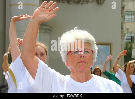 Bruxelles, le qigong Santé semaine à Bruxelles. 16 juillet, 2015. Les membres de la Fédération Belge de Qigong Santé Santé démontrer à l'endroit de qigong de la Monnaie, au cours de la semaine en cours de Qigong Santé à Bruxelles, capitale de la Belgique le 16 juillet 2015. Le Qigong est un type de pratique spirituelle et physique est originaire de Chine. © Gong Bing/Xinhua/Alamy Live News Banque D'Images