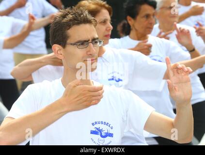 Bruxelles, le qigong Santé semaine à Bruxelles. 16 juillet, 2015. Les membres de la Fédération Belge de Qigong Santé Santé démontrer à l'endroit de qigong de la Monnaie, au cours de la semaine en cours de Qigong Santé à Bruxelles, capitale de la Belgique le 16 juillet 2015. Le Qigong est un type de pratique spirituelle et physique est originaire de Chine. © Gong Bing/Xinhua/Alamy Live News Banque D'Images