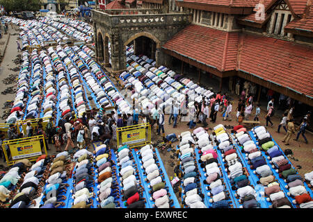 Mumbai, Inde. 17 juillet, 2015. Les musulmans indiens effectuer Eid Al-Fitr prière (namaz) à l'extérieur de la gare de Bandra, Mumbai, Inde. 17 Juillet 2015 Crédit : Maciej Dakowicz/Alamy Live News Banque D'Images