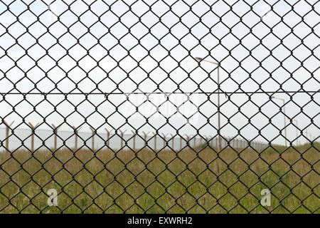 Clôture de sécurité à un ancien WW2 Guerre froide et de la base de radar Banque D'Images