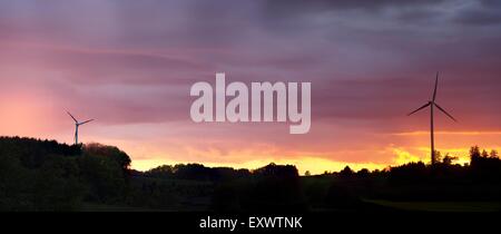 Paysage avec des éoliennes au coucher du soleil, Haut-Palatinat, en Bavière, Allemagne Banque D'Images