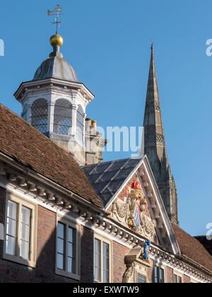 Chambre en face de la cathédrale de Salisbury, Wiltshire, Angleterre, Royaume-Uni Banque D'Images