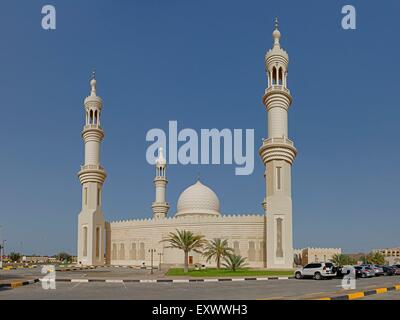 Masjid, la Mosquée Sheikh Zayed, Fujairah, Émirats Arabes Unis Banque D'Images