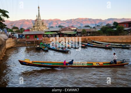 Bateau Longtail, Nyaung Shwe, Shan Staat, Myanmar, en Asie Banque D'Images