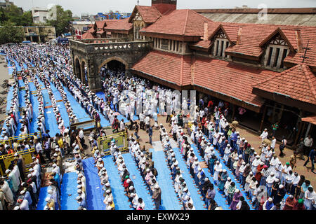 Mumbai, Inde. 17 juillet, 2015. Les musulmans indiens effectuer Eid Al-Fitr prière (namaz) à l'extérieur de la gare de Bandra, Mumbai, Inde. 17 Juillet 2015 Crédit : Maciej Dakowicz/Alamy Live News Banque D'Images