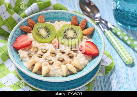 Petit-déjeuner enfants avec bouillie de fruits et noix Banque D'Images