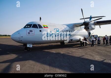 Avion à l'aéroport Nyaung U,, Mandalay, Myanmar, en Asie Banque D'Images