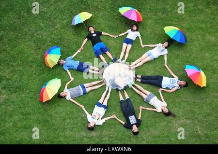 Linyi, Shandong, CHN. 16 juillet, 2015. Shanghai, Chine - 16 juillet 2015 : (usage éditorial uniquement. Chine OUT)Nous vivons sur le pluton. Les amateurs d'astronomie de l'institut des langues étrangères de Shanghai University prendre de nombreuses photos avec un mini fait main 'Pluto'' de manière créative pour encourager eux-mêmes d'explorer le monde de courage.Le 14 juillet 2015 dans l'Est des États-Unis d'Amérique, scentists a reçu les signaux des 'Nouveaux horizons'' engins de 5,2 milliards de kilomètres pour s'assurer qu'il a été daté le pluton. Crédit : SIPA Asie/ZUMA/Alamy Fil Live News Banque D'Images