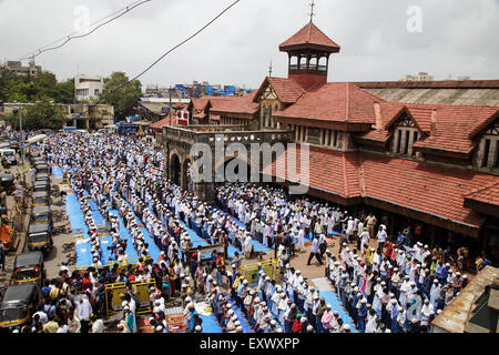 Mumbai, Inde. 17 juillet, 2015. Les musulmans indiens effectuer Eid Al-Fitr prière (namaz) à l'extérieur de la gare de Bandra, Mumbai, Inde. 17 Juillet 2015 Crédit : Maciej Dakowicz/Alamy Live News Banque D'Images