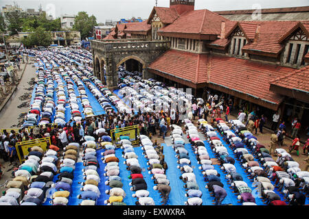 Mumbai, Inde. 17 juillet, 2015. Les musulmans indiens effectuer Eid Al-Fitr prière (namaz) à l'extérieur de la gare de Bandra, Mumbai, Inde. 17 Juillet 2015 Crédit : Maciej Dakowicz/Alamy Live News Banque D'Images