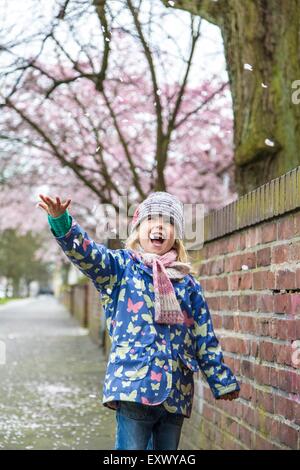 Fille est heureux de fleurs de cerisier, Kiel, Schleswig-Holstein, Allemagne, Europe Banque D'Images