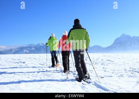 Trois personnes avec des raquettes, Tegelberg, Alpes, Allgaeu, Bavaria, Germany, Europe Banque D'Images
