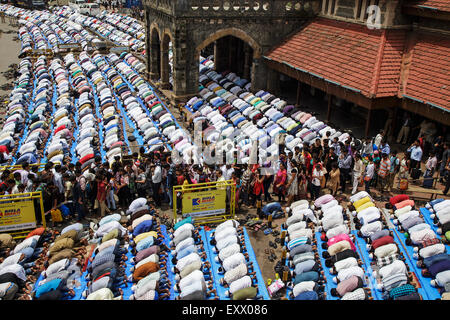 Mumbai, Inde. 17 juillet, 2015. Les musulmans indiens effectuer Eid Al-Fitr prière (namaz) à l'extérieur de la gare de Bandra, Mumbai, Inde. 17 Juillet 2015 Crédit : Maciej Dakowicz/Alamy Live News Banque D'Images