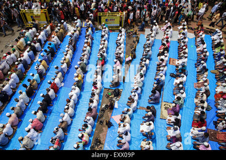 Mumbai, Inde. 17 juillet, 2015. Les musulmans indiens effectuer Eid Al-Fitr prière (namaz) à l'extérieur de la gare de Bandra, Mumbai, Inde. 17 Juillet 2015 Crédit : Maciej Dakowicz/Alamy Live News Banque D'Images