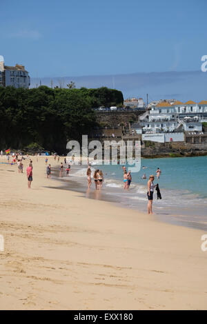 St Ives, Cornwall, UK : Les personnes bénéficiant du soleil sur la plage de Porthminster. Banque D'Images