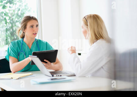 Deux femmes médecins talking in office Banque D'Images