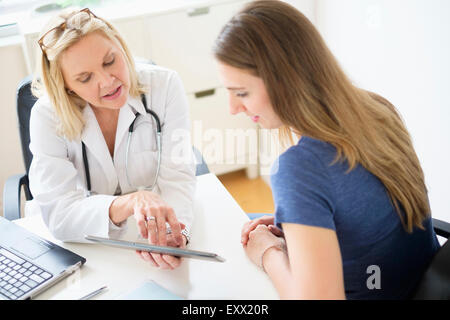 Doctor talking to patient in office Banque D'Images