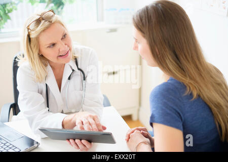 Doctor talking to patient in office Banque D'Images