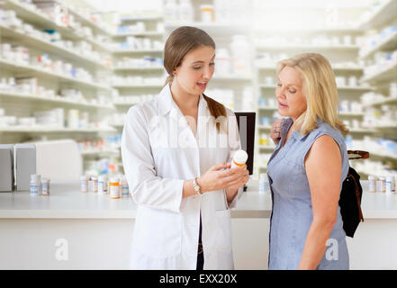 Parler à votre pharmacien du patient en pharmacie Banque D'Images