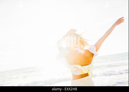 Young woman on beach Banque D'Images