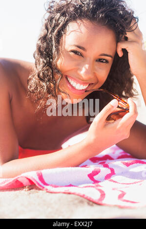 Young woman smiling on beach Banque D'Images