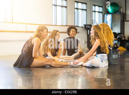 Les jeunes femmes dans un studio de danse Banque D'Images