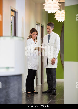 Dentistes à parler dans le couloir Banque D'Images