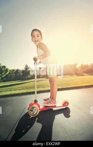 Girl (6-7) playing in park Banque D'Images