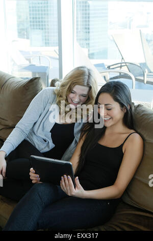 Female friends watching tablet Banque D'Images
