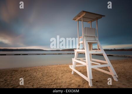 Paysage avec lac lifeguard hut. Une longue exposition photo avec ciel dramatique. Sur la plage du lac polonaise Mazurie Lake District. Banque D'Images