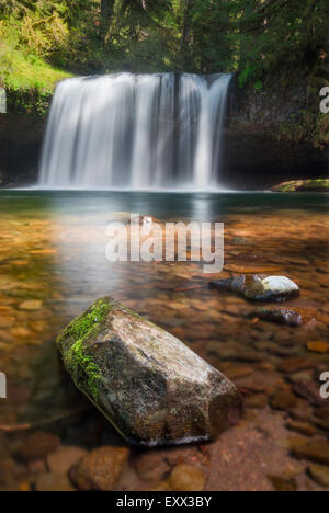 Vue sur Butte Creek Falls Banque D'Images