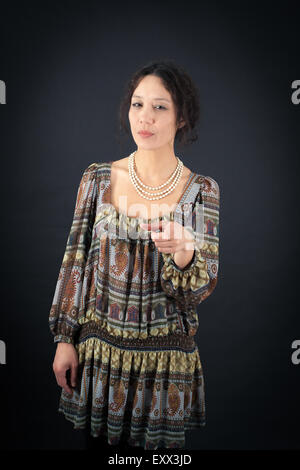 Belle femme faisant des expressions différentes dans différents ensembles de vêtements : suspicion Banque D'Images