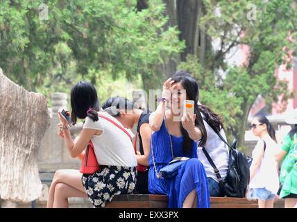 (150717) -- TAI'AN , Juillet. 17, 2015 (Xinhua) -- Les touristes prendre photo dans Dai Temple (Temple du Mont Tai) au pied du Mont Tai dans la région de Tai'an, Shandong Province de Chine orientale, le 17 juillet 2015. Dai Temple, une destination touristique populaire, a été construit dans la dynastie des Han (BC.206-220) pour les empereurs antiques d'inscrire "dieu du Mont Tai' et d'organiser des cérémonies de culte. (Xinhua/Feng Jie) (cf) Banque D'Images