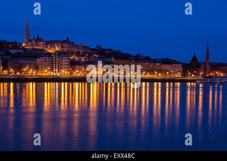 Skyline illuminé se reflétant dans la rivière du Danube Banque D'Images