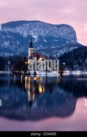 Le lac de Bled et allumé en Église de l'Assomption Banque D'Images