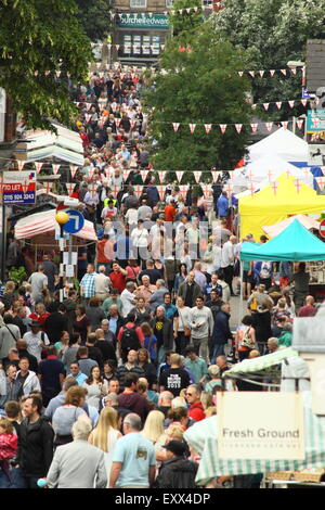 Une foule se rassemble à Belper Food Festival dans le Derbyshire, Angleterre Royaume-uni - King Street, à l'été. Banque D'Images