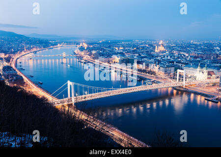 La ville au bord de l'eau illuminée avec pont Elisabeth Banque D'Images