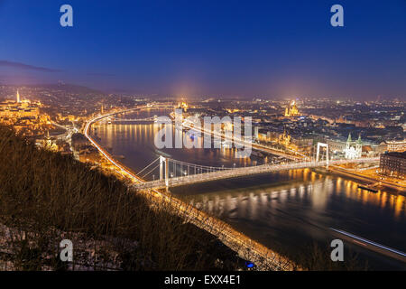 La ville au bord de l'eau illuminée avec pont Elisabeth Banque D'Images