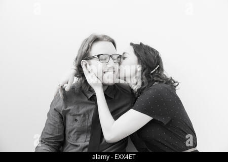 Woman kissing smiling man Banque D'Images