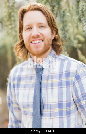 Portrait of smiling man wearing plaid shirt Banque D'Images