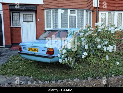 Vieille Ford Cortina Mark 2 garé sur une pelouse de banlieue sud de Londres Banque D'Images