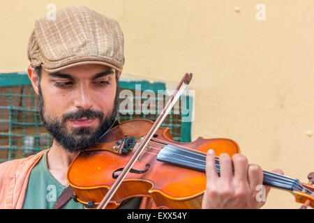 ISTANBUL, TURQUIE - le 24 mai : Un homme de violon dans la rue le 24 mai 2015 à Istanbul Banque D'Images