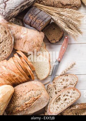 Le pain et un blé sur le bureau en bois. Banque D'Images