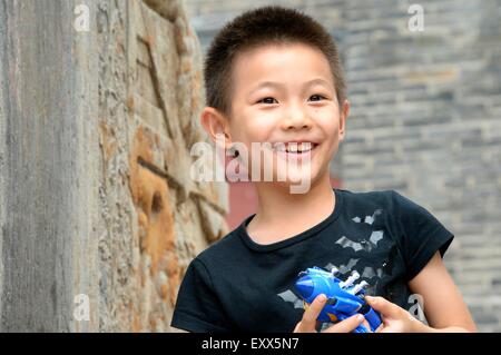 (150717) -- TAI'AN , Juillet. 17, 2015 (Xinhua) -- un enfant apprécie les architectures anciennes de Dai Temple au pied du Mont Tai dans la région de Tai'an, Shandong Province de Chine orientale, le 17 juillet 2015. Dai Temple, une destination touristique populaire, a été construit dans la dynastie des Han (BC.206-220) pour les empereurs antiques d'inscrire "dieu du Mont Tai' et d'organiser des cérémonies de culte. (Xinhua/Feng Jie) (cf) Banque D'Images