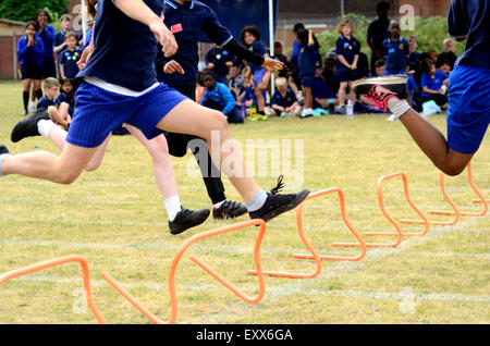 La course de haies en école primaire la journée des sports. Banque D'Images