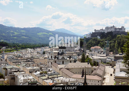 La vieille ville de Salzbourg avec ses bâtiments historiques et églises se trouve au pied de la Festungsberg, sur lequel se dresse la Forteresse Banque D'Images