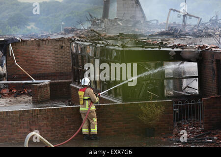 Lac, Isle of Wight, Hampshire, Royaume-Uni. Vendredi 17 Juillet, 2015. GV montrant la lumière du jour a clairement fait la destruction provoquée par un grand incendie qui a détruit une école dans le lac ce matin (vendredi). Cinquante équipes de pompiers de partout dans l'île ont été la lutte contre un incendie au centre de formation de l'île sur Manor Road, Lake depuis minuit une fois qu'il apparaît un mini-bus la propagation du feu à l'école. L'ancien Broadlea école primaire a été complètement détruit. Credit : uknip/ Alamy Live News Banque D'Images